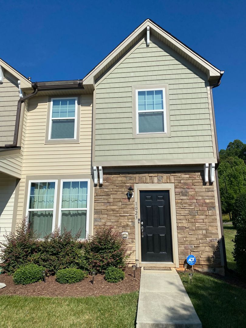 Macintosh on the Lake / W. Burlington