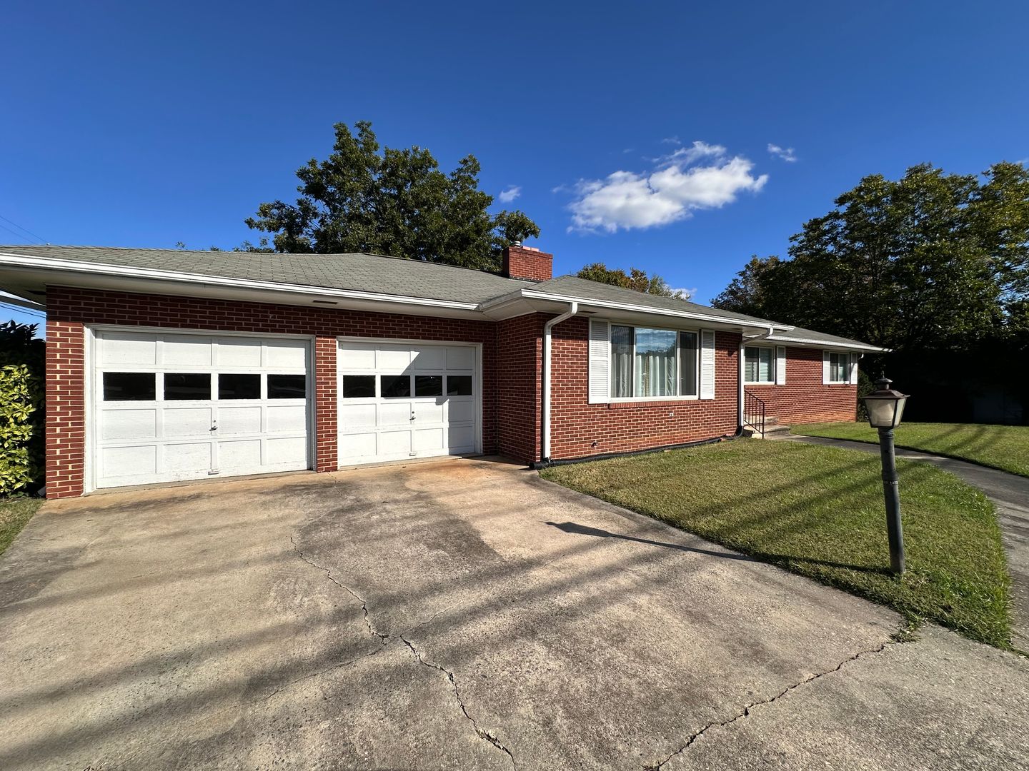 Graham House: 912 S Main St