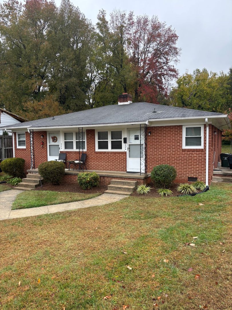 Burlington House: 224 Waverly Way