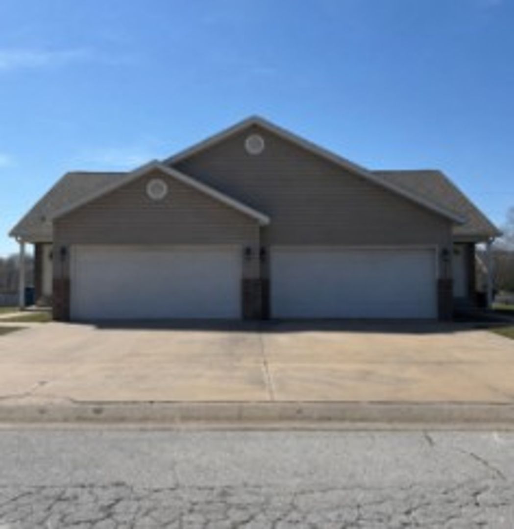 Carl Junction Apartment: 308-402 Hodge Dr.
