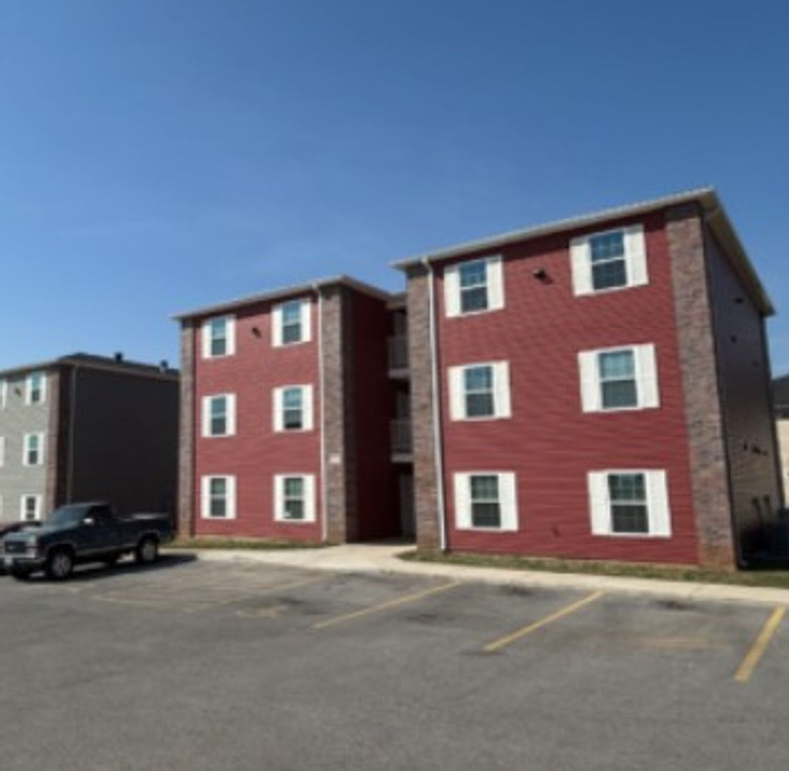 Webb City Apartment: 1302-1414 N Main