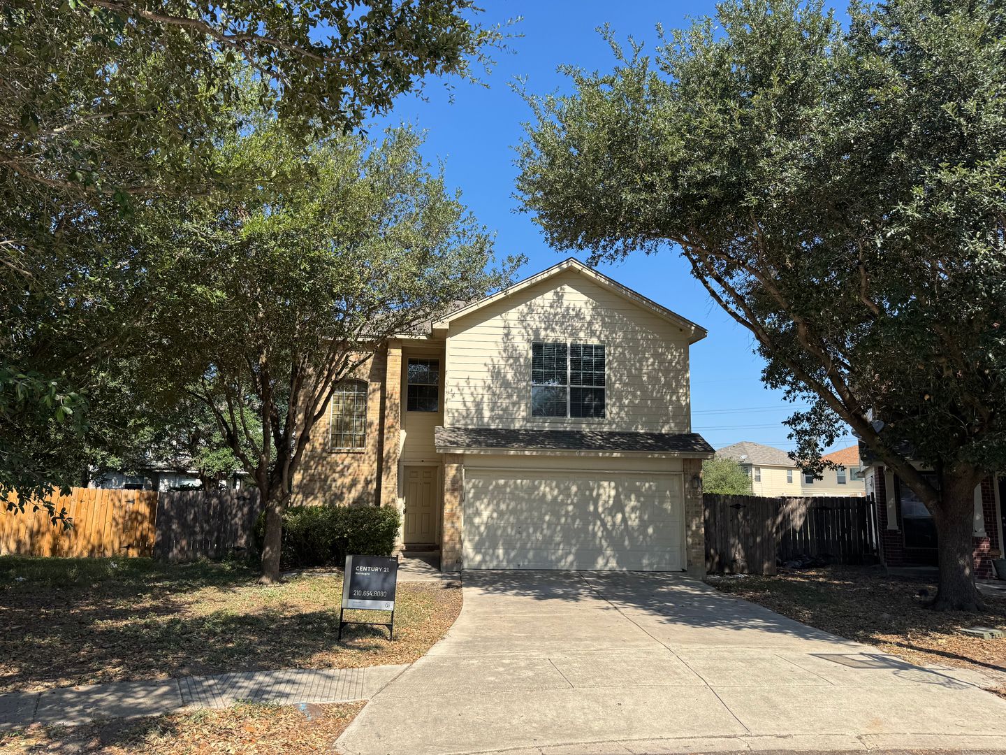 CUTE 2-STORY NESTLED ON A CUL-DE-SAC FEATURING AN ISLAND KITCHEN WITH STOVE/RANGE, DISHWASHER, MICROWAVE & REFRIGERATOR*2 LIVING AREAS W/ TILED FLOORING DOWN & LAMINATE UP*CEILING FANS*MASTER BATH HAS SEPARATE SHOWER & GARDEN TUB*WALK-IN CLOSET*COVERED PA