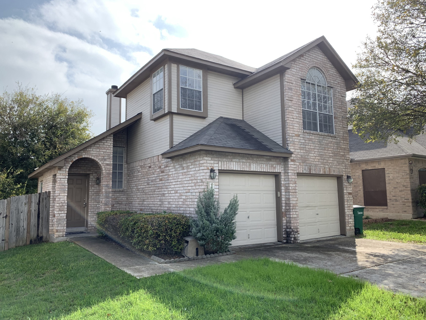 CHARMING 2 STORY IN DESIRED COMMUNITY*OPEN FLOOR PLAN*HIGH CEILINGS*LOTS OF WINDOWS*LARGE MASTER BATH WITH GARDEN TUB AND SEPARATE SHOWER*2 SIDED FIREPLACE BETWEEN LIVING AND FAMILY ROOM*EASY ACCESS TO LOOP 1604, IH 35, RANDOLPH AFB, FT SAM, AND THE FORUM