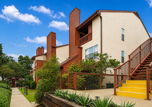 BEAUTIFUL 2 BR CONDO IN DESIRED GATED COMMUNITY - NORTH EAST SAN ANTONIO - CENTRALLY LOCATED – photo 1