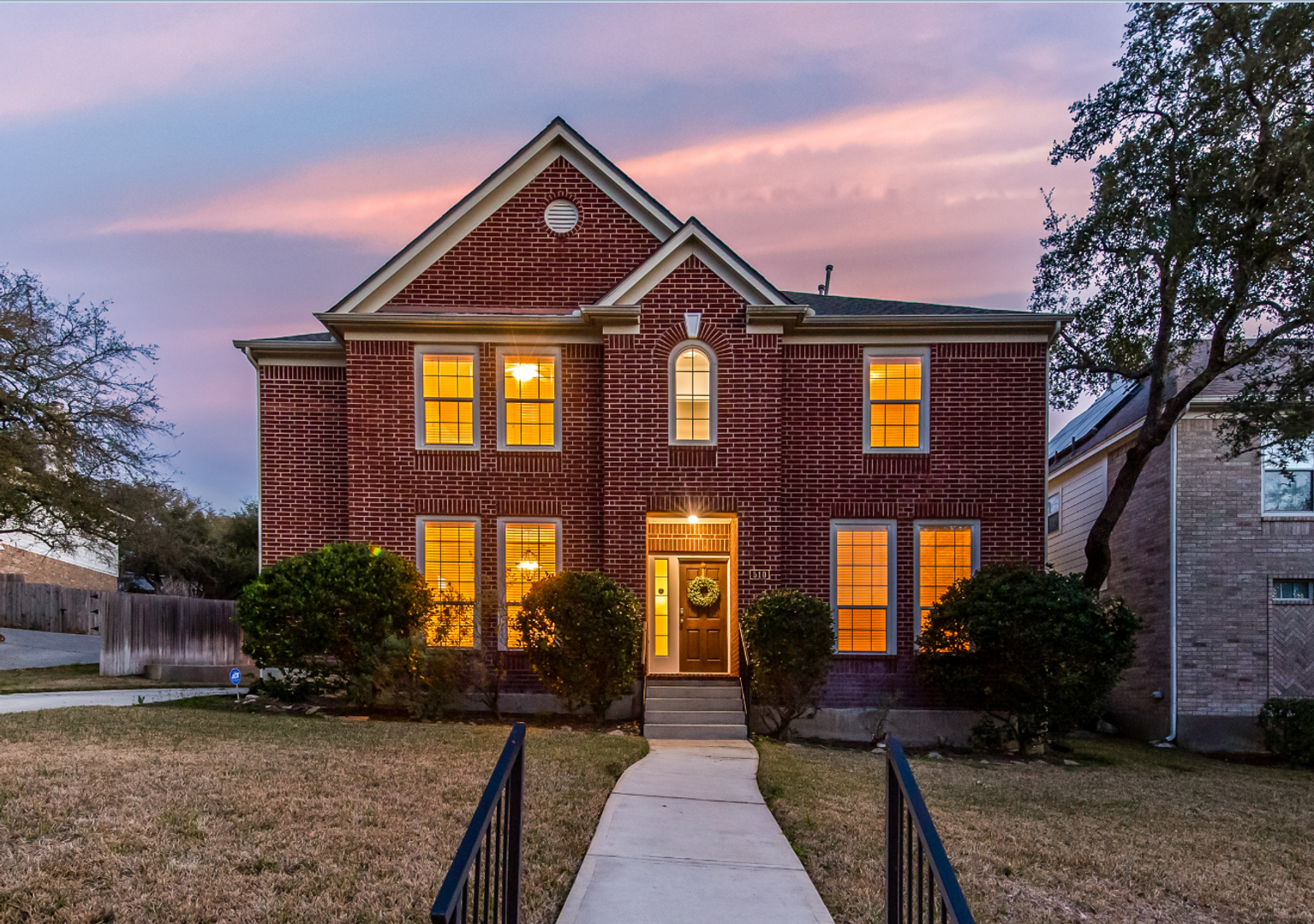 FREE RENT!!!  WE'RE OFFERING A MOVE IN SPECIAL - ONE MONTH FREE RENT - INQUIRE FOR DETAILS***SPACIOUS 4 BEDROOM 3.5 BATH IN STONE OAK!!!  EASY ACCESS TO RANDOLPH AFB & FT. SAM!!!