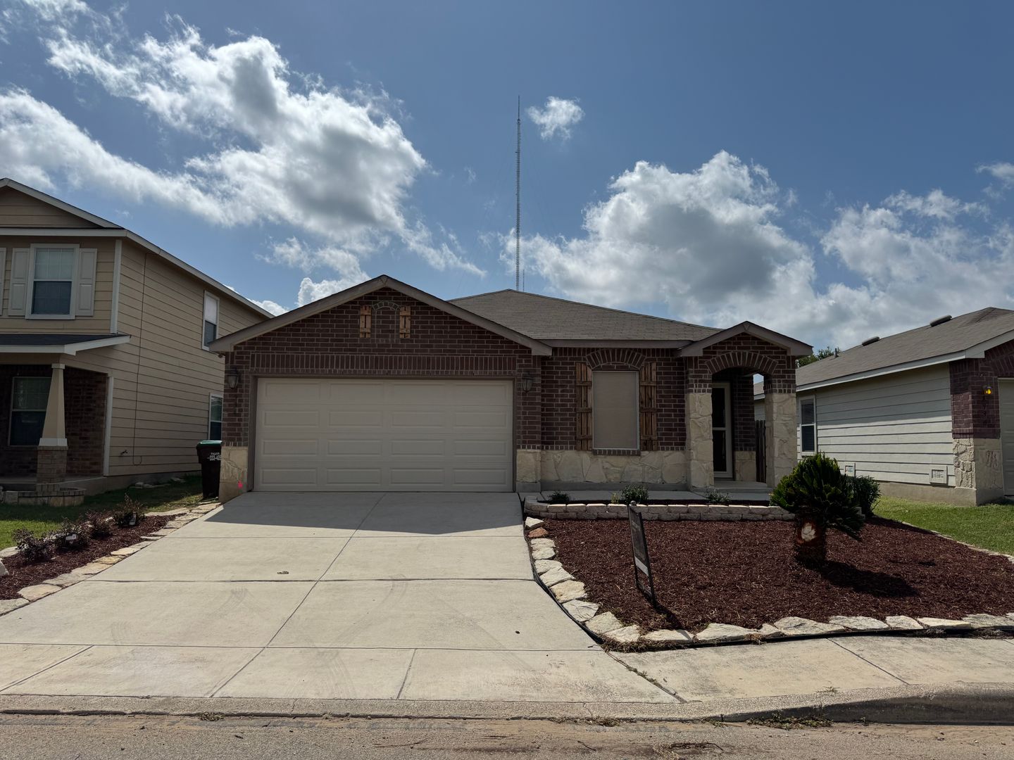 FREE RENT WITH QUICK MOVE IN UP TO NOVEMBER 1ST!!!  CUTE ONE STORY FEATURING WOOD STYLE VINYL PLANK FLOORING THROUGHOUT*XERISCAPING FOR LITTLE LAWN MAINTENANCE*TENANT RESPONSIBLE FOR KEEPING UP THE SMALL SECTION OF LAWN*BEAUTIFUL KITCHEN WITH GRANITE COUN