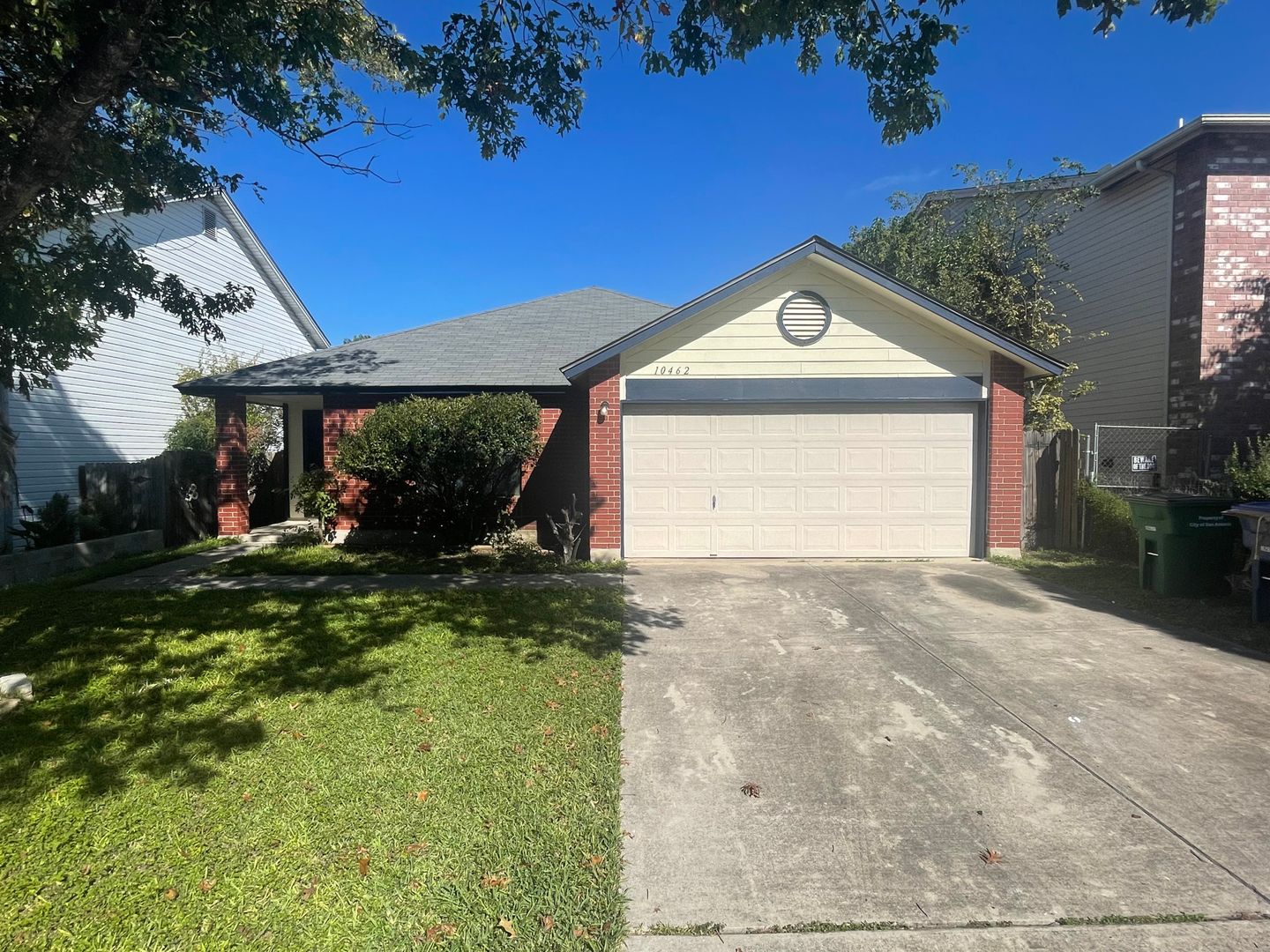 NICE 3 BEDROOM FEATURING AN ISLAND KITCHEN & SPACIOUS LIVING AREA**NORTHSIDE ISD