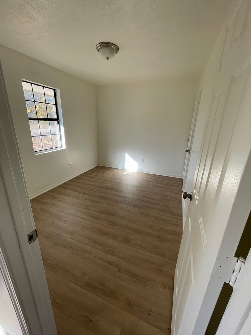 Booneville Apartment: 106 S Smith St. / 103 Bryant St.