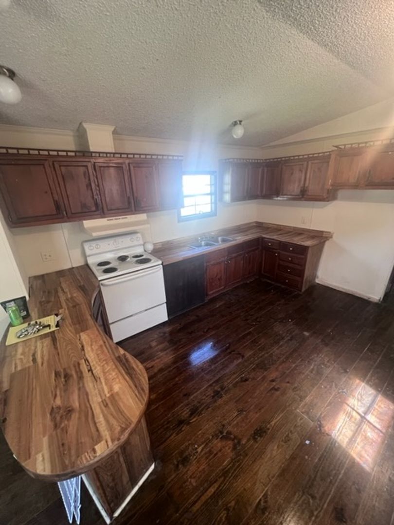 Shannon Apartment: 100 willow