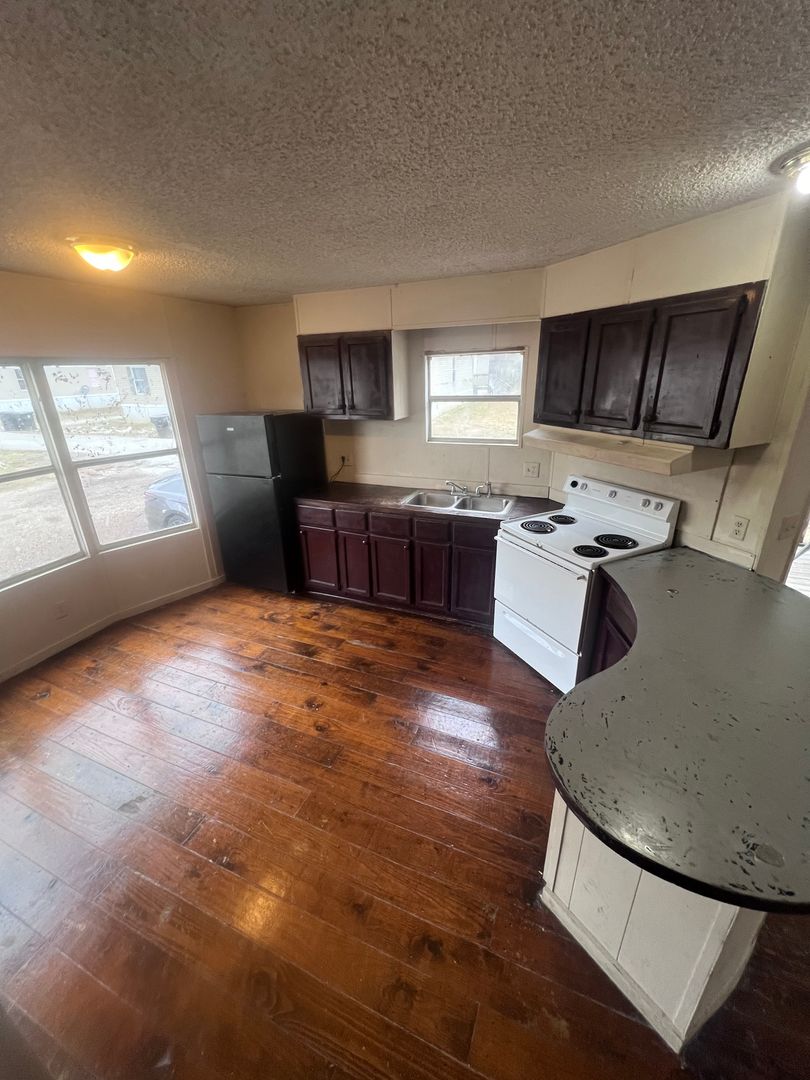 Shannon Apartment: 100 willow