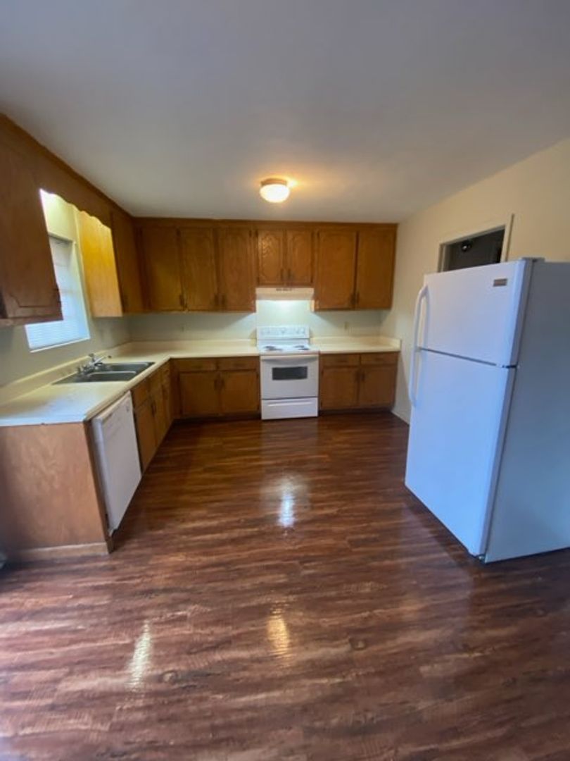 Feemster Lake Apartments 