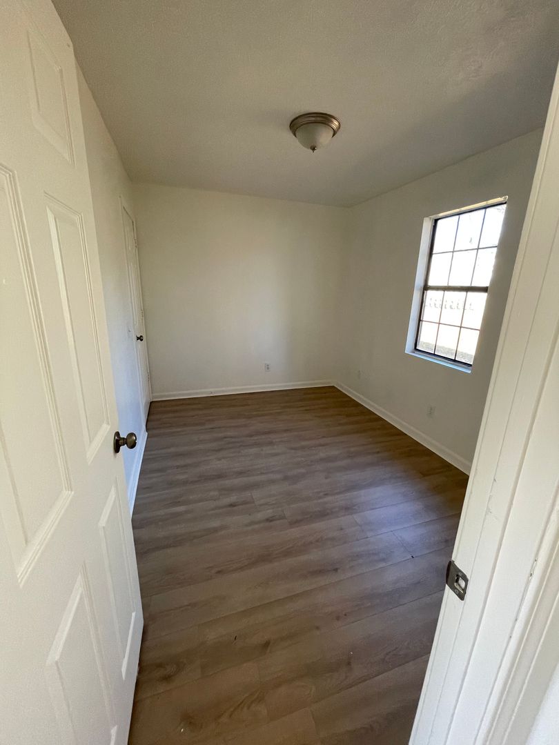 Booneville Apartment: 106 S Smith St. / 103 Bryant St.