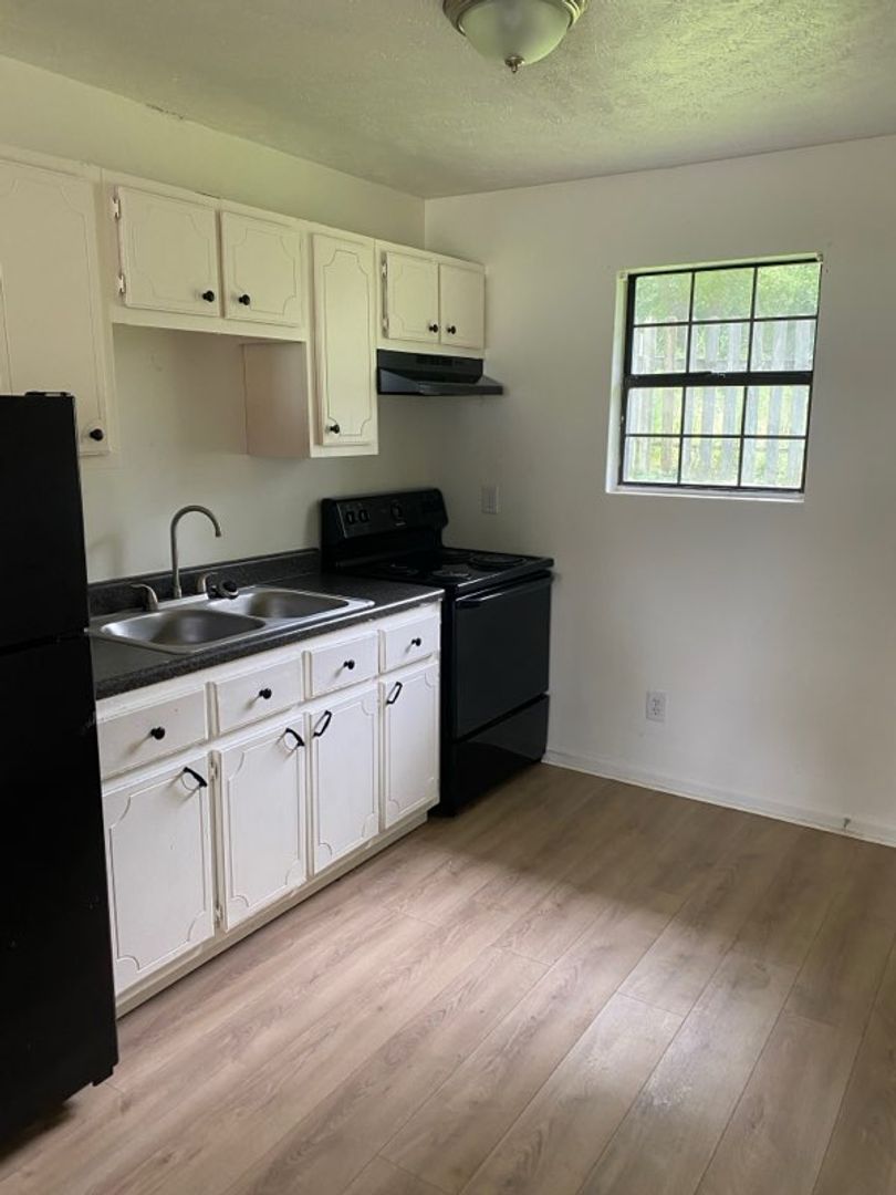 Booneville Apartment: 106 S Smith St. / 103 Bryant St.