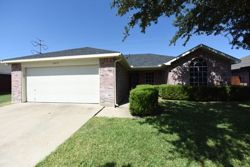 3 bedroom that backs up to a green belt! – photo 1