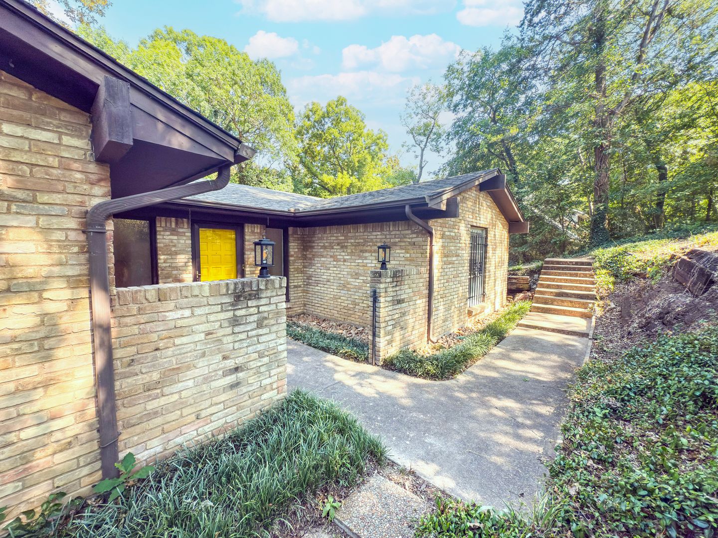 Duncanville House: 1310 Bow Creek Dr