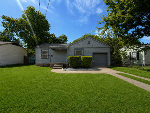 Charming home with a large fenced backyard and one car garage! – photo 1