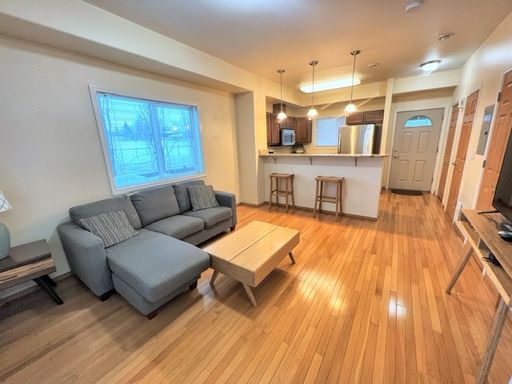Beautiful & Spacious Partially Furnished Townhouse - Close to Downtown! – photo 1