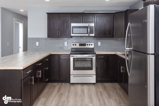 Updated Top Floor Two Bedroom Apartment – photo 1