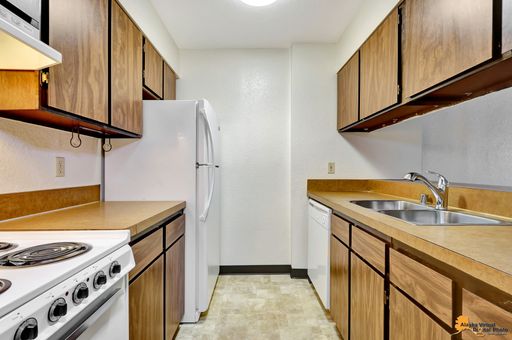 Midtown Top Floor One Bedroom Apartment with Utilities Included – photo 1