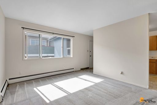 Midtown One Bedroom Apartment - Spacious & Bright with a Convenient Location! – photo 1