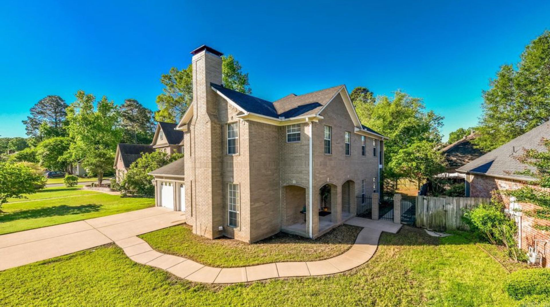 Maumelle House: 167 Calais Drive