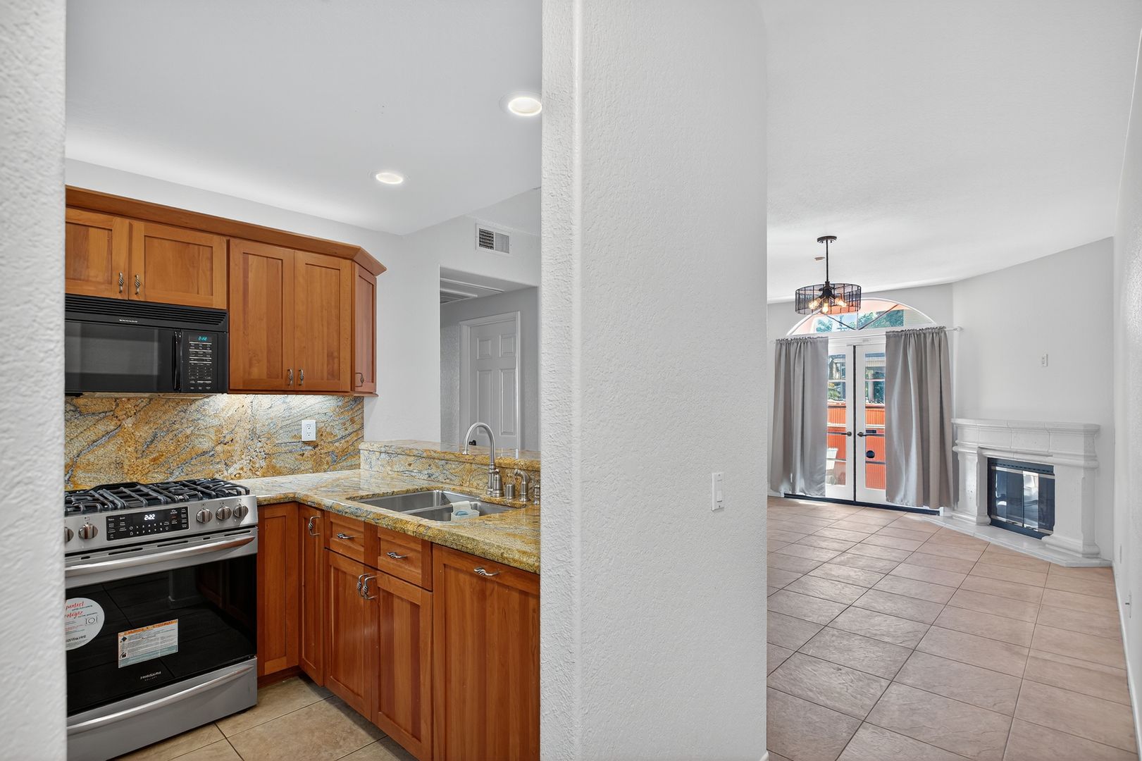 Modern 2 Bedroom Condo in Hillcrest with Private Patio and Side-by-Side Parking