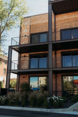 330 E. Lakeside Avenue - B-003