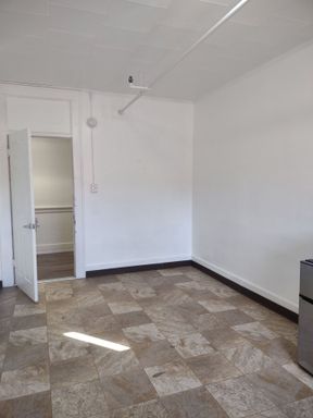 Downtown One Bedroom (Private Bath, No Kitchen)