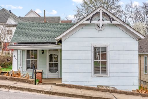 Cozy 2 Bedroom Downtown Home Available! – photo 1