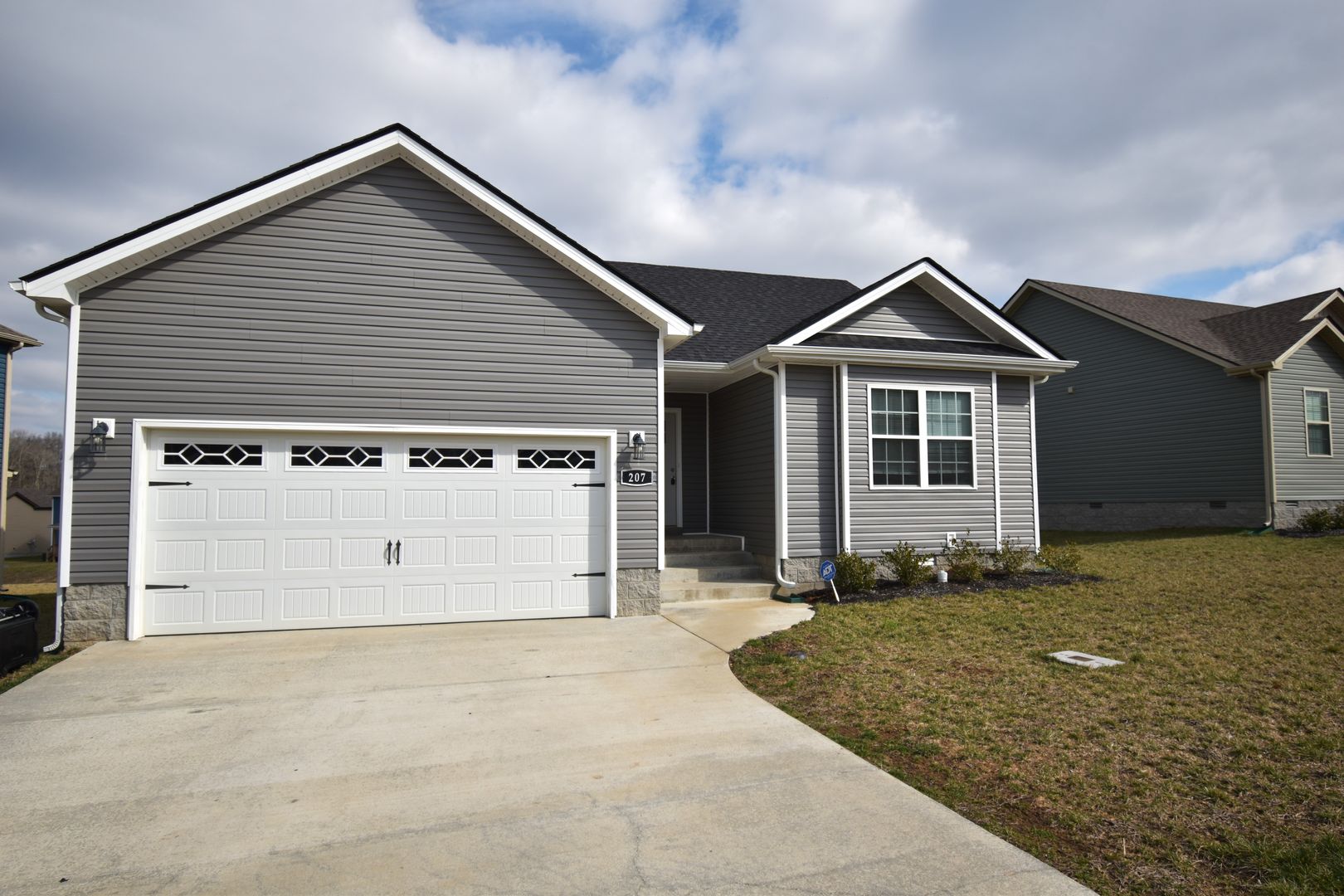 Clarksville House: 207 Geneva lane