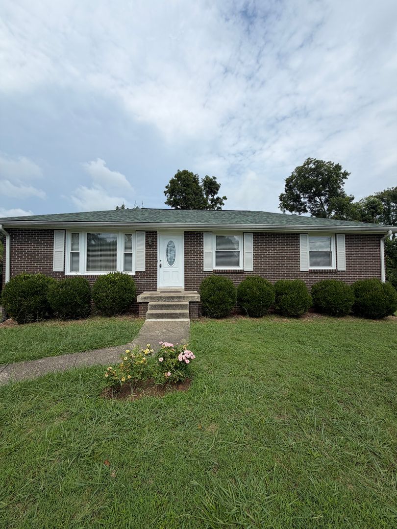 Clarksville House: 160 E Regent Dr.
