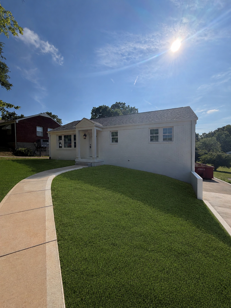 Clarksville House: 221 Clearview Drive