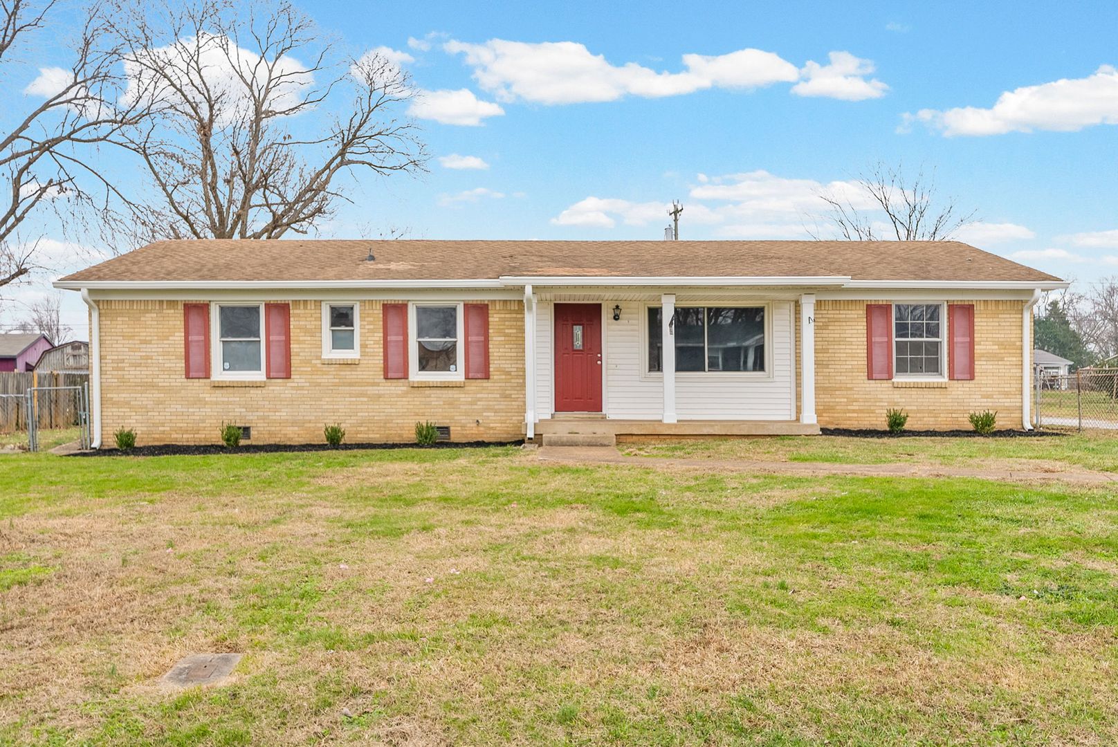 Clarksville House: 2215 Green Acres Drive