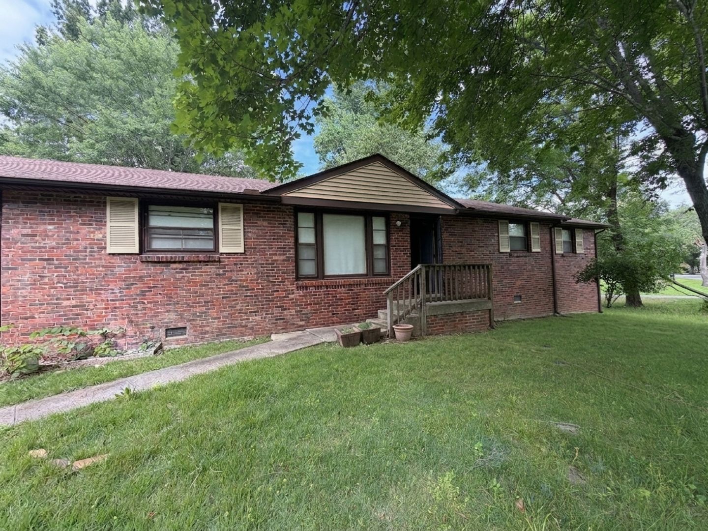 Clarksville House: 2 Lasalle St.