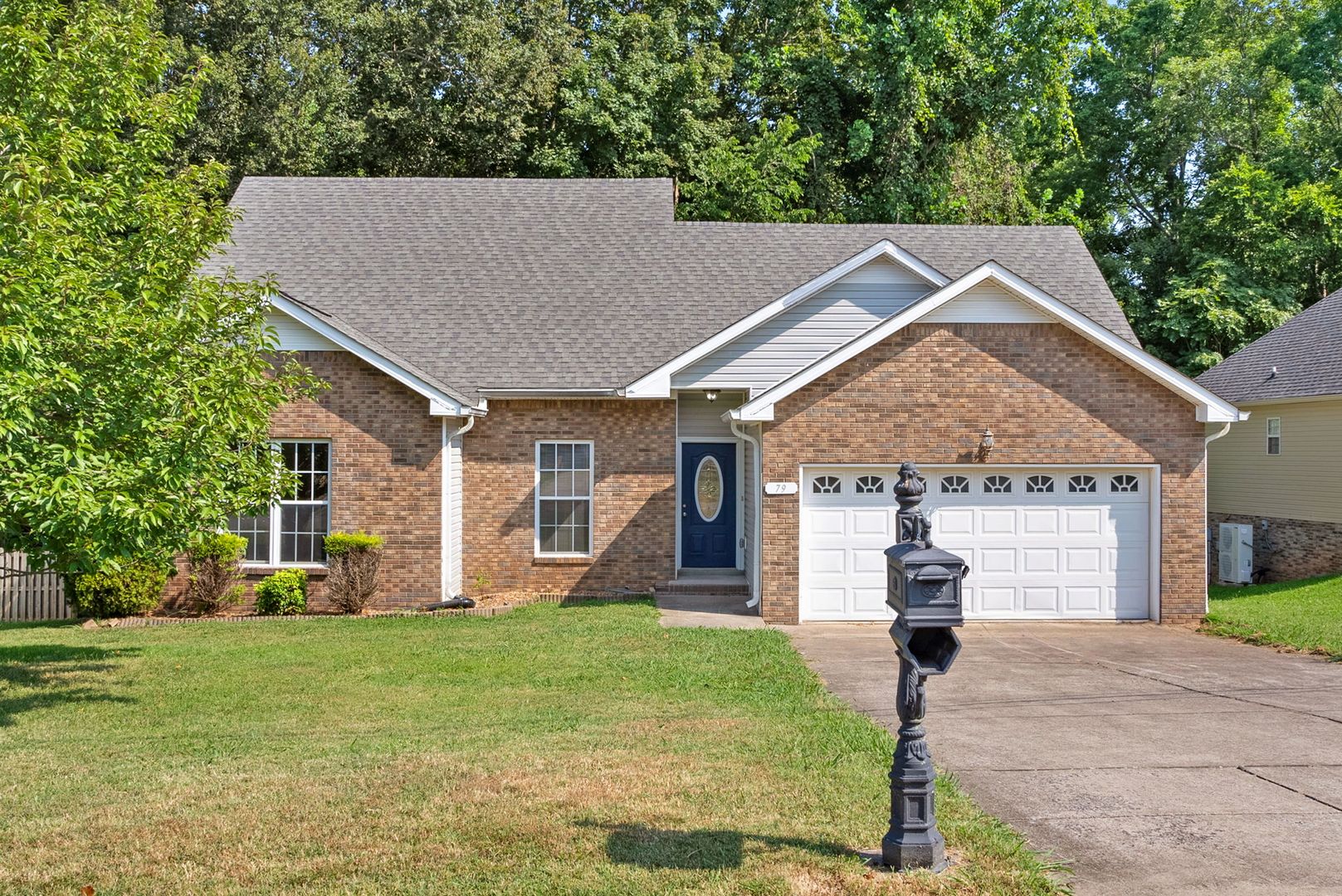 Clarksville House: 79 West Drive
