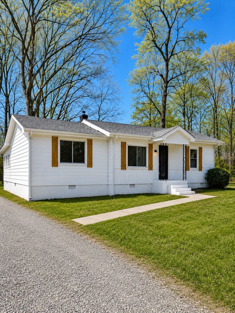 Clarksville House: 609 Rocky Hill Road