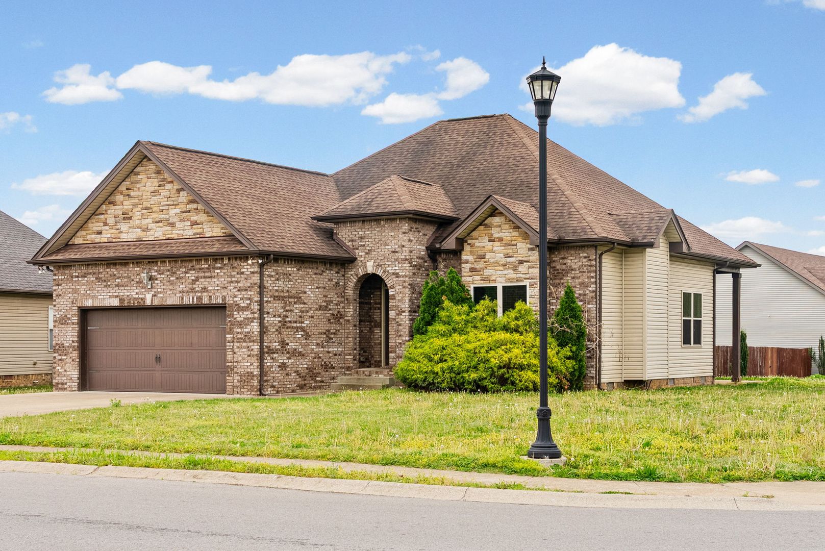 Clarksville House: 632 White Face Drive