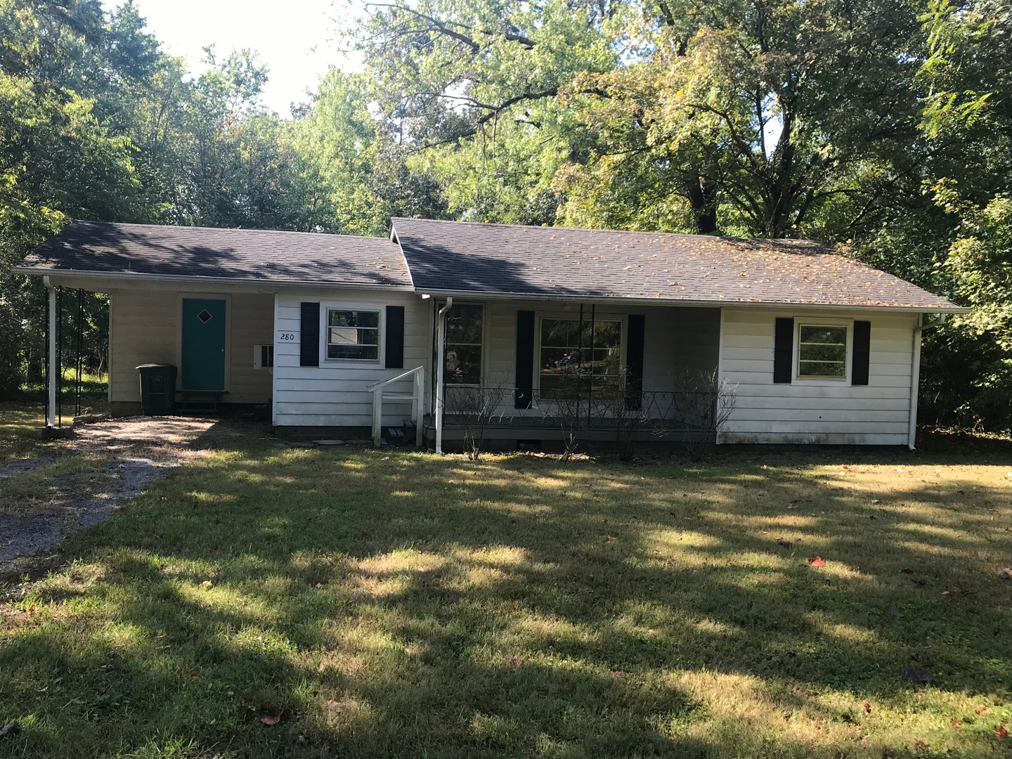 Clarksville House: 280 Sequoia Lane