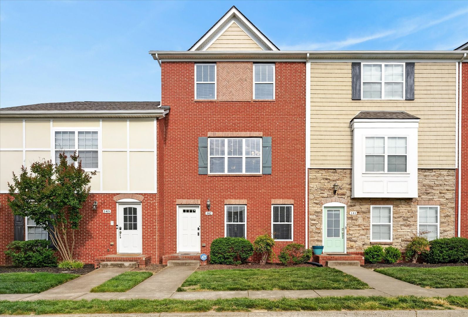 Clarksville House: 142 Turn Row Drive