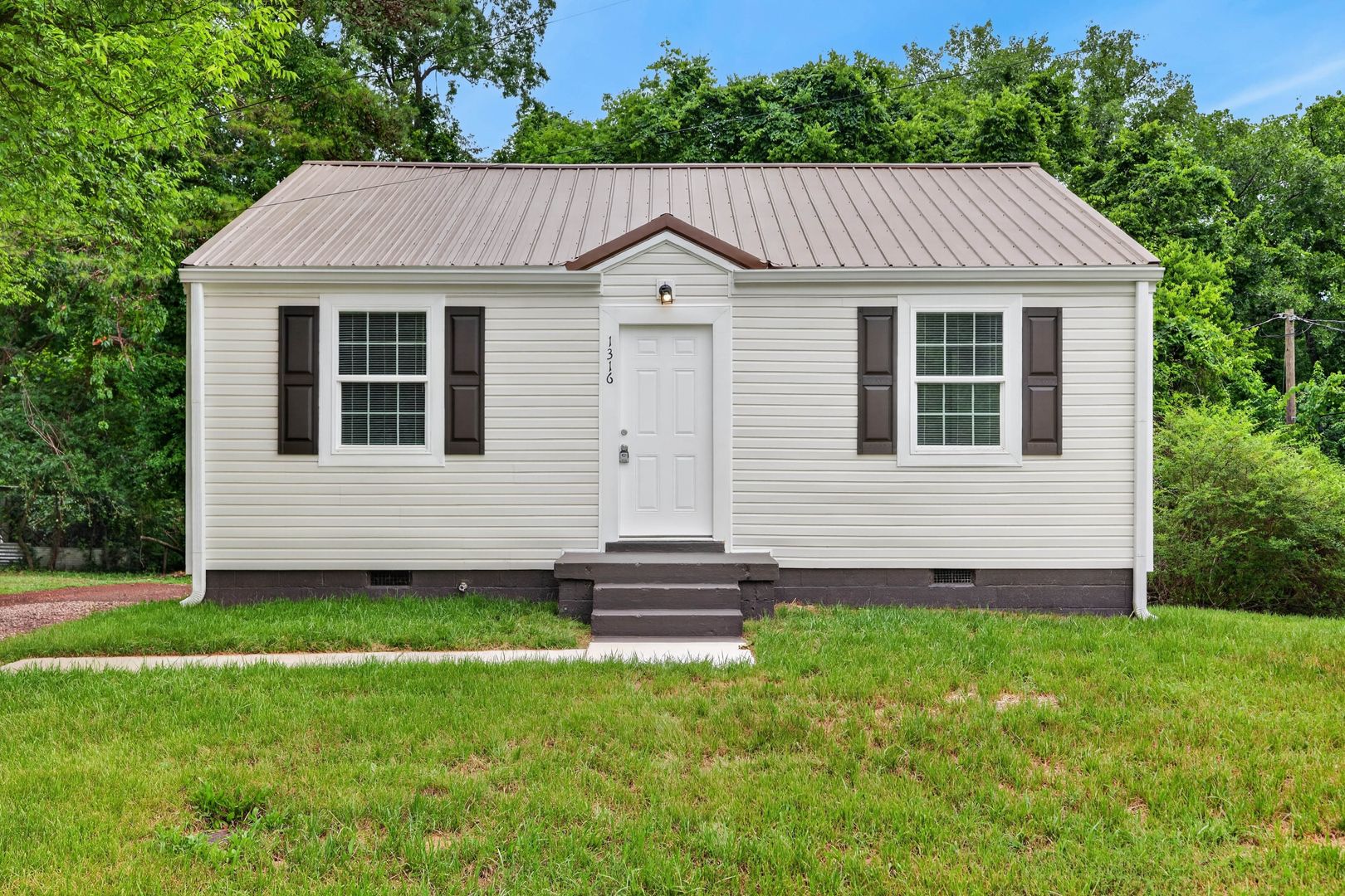Clarksville House: 1316 Sunnyview Dr