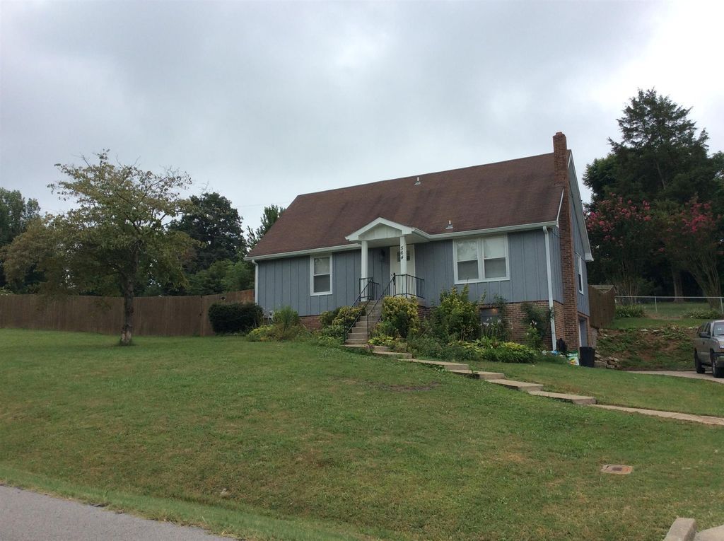 Clarksville House: 564 Briarwood Drive