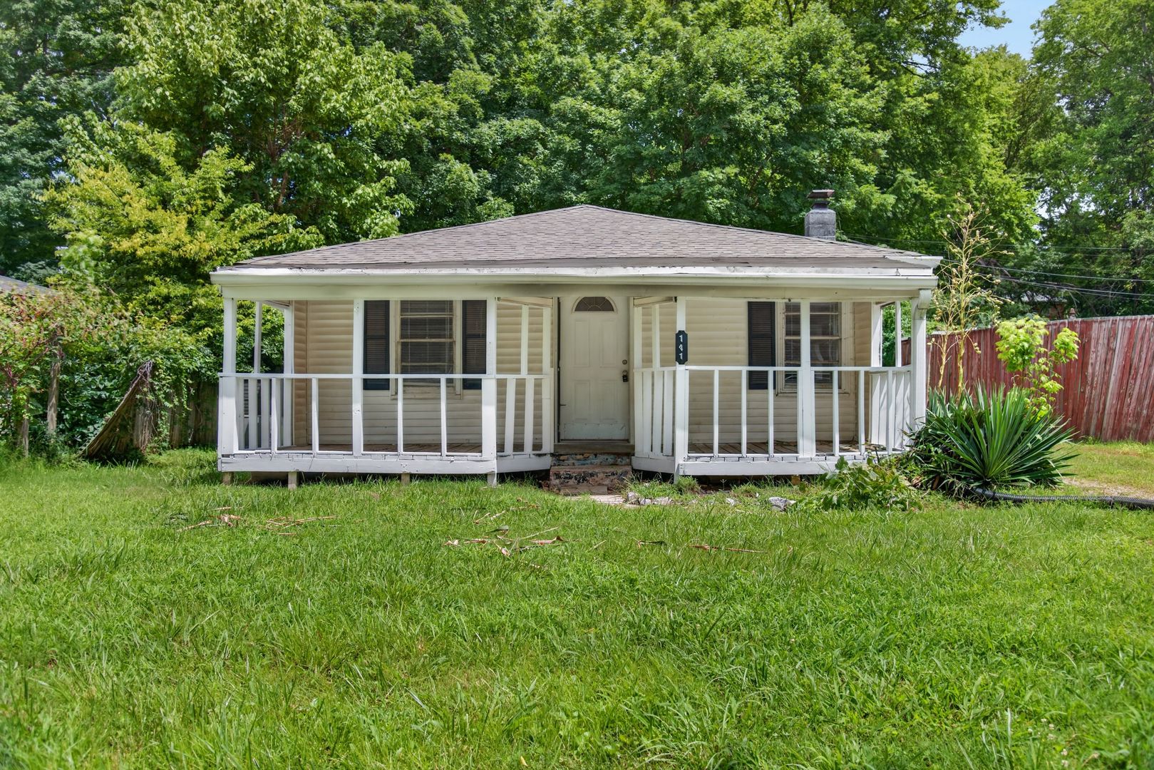 Clarksville House: 141 West Rossview Road