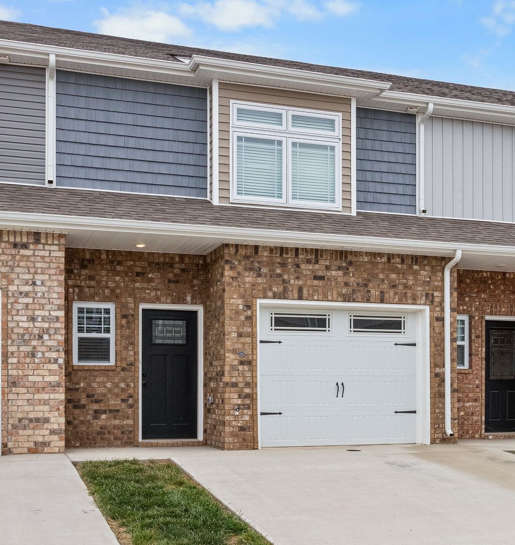 Clarksville House: 349 Fallow Circle