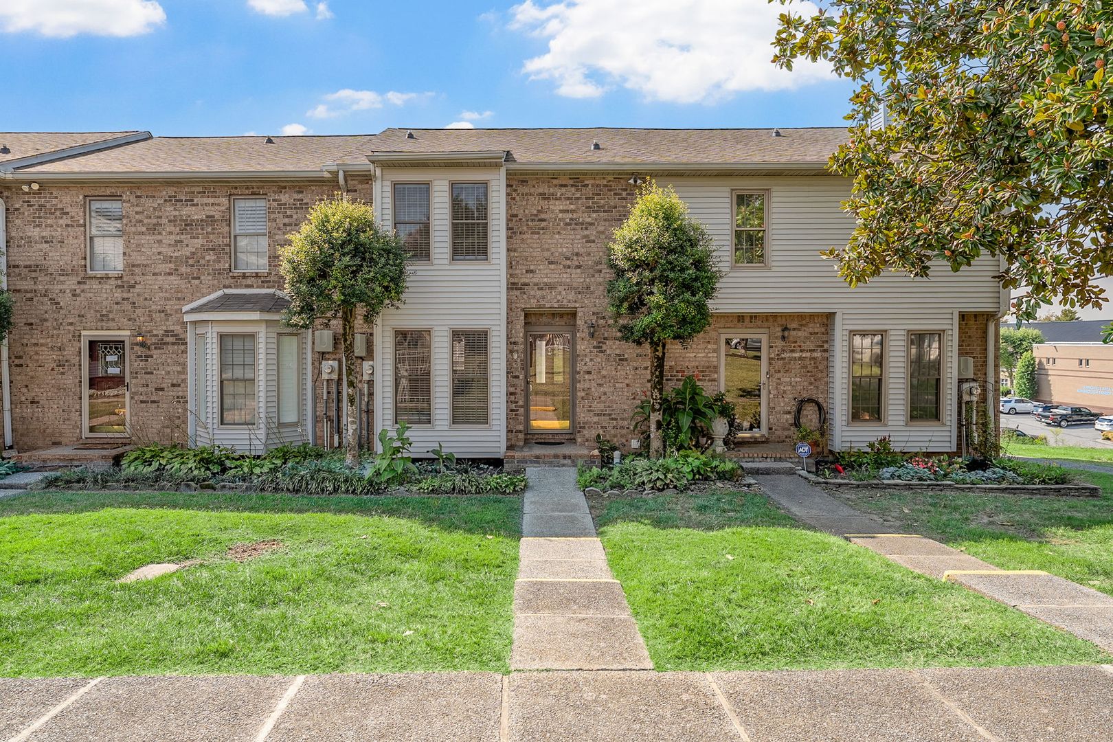 Clarksville House: 17 Magnolia Square