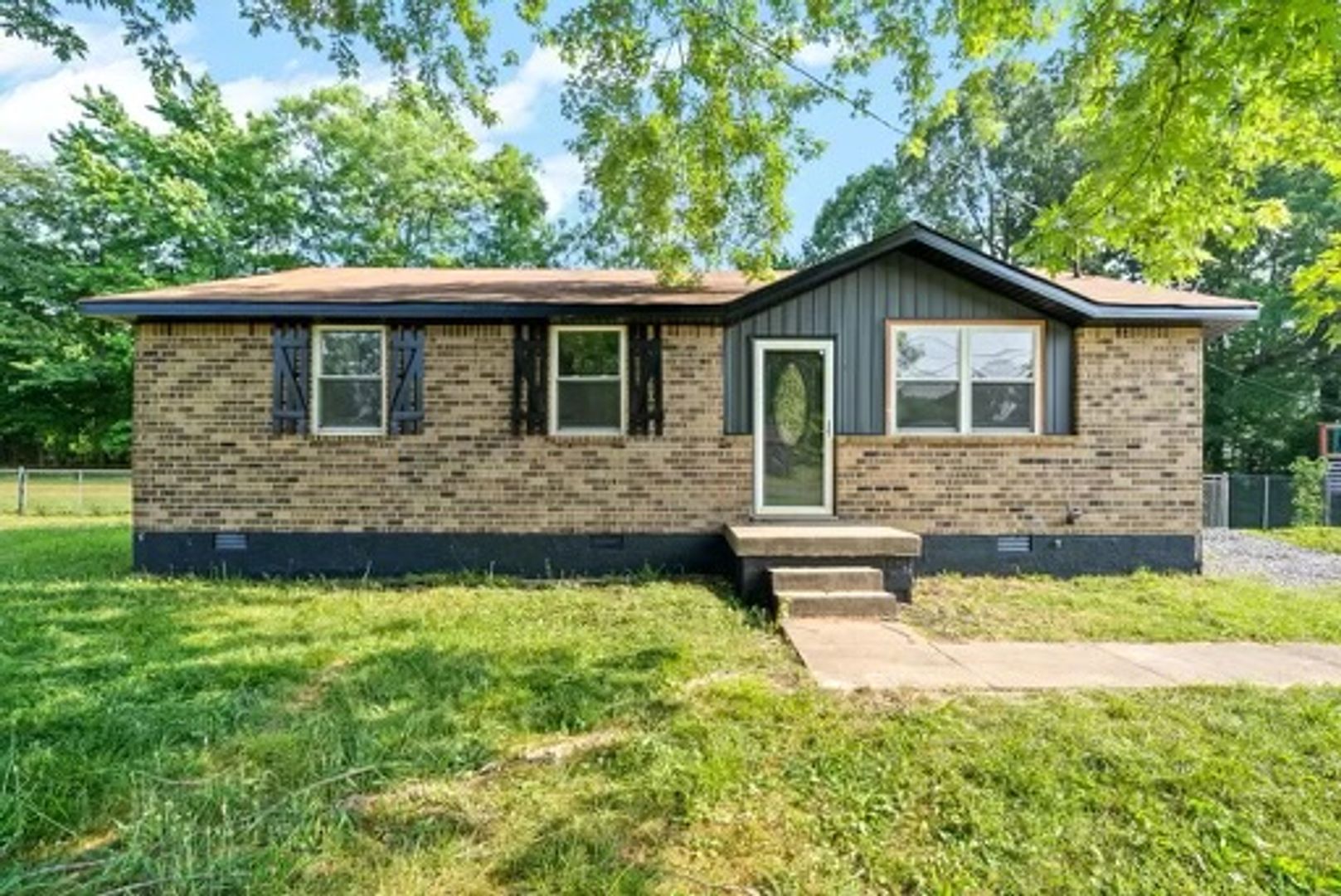Clarksville House: 338 Woodale Dr.