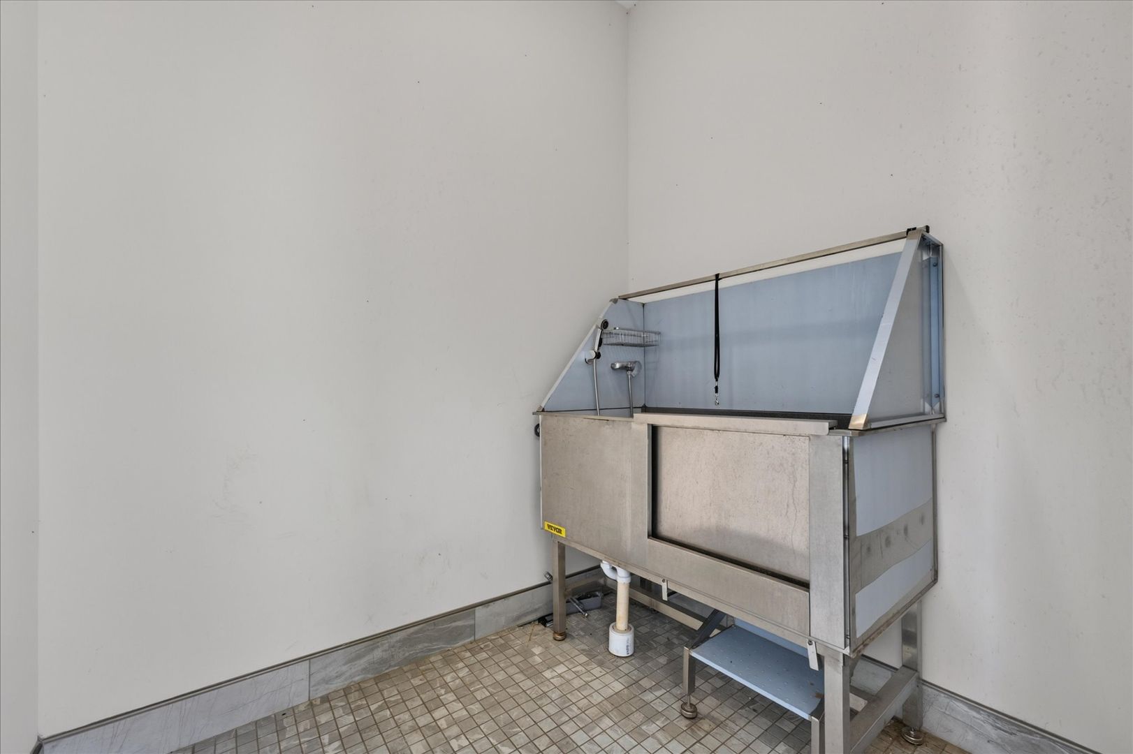 Pet wash at Allen Rd - 3350 (x114) (2 of 3)