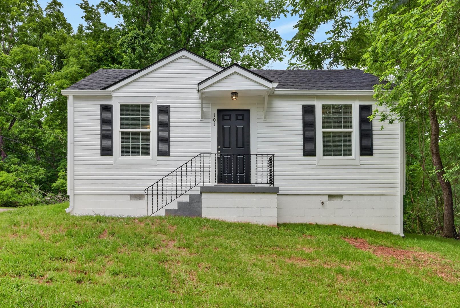 Clarksville House: 101 Valley View Circle