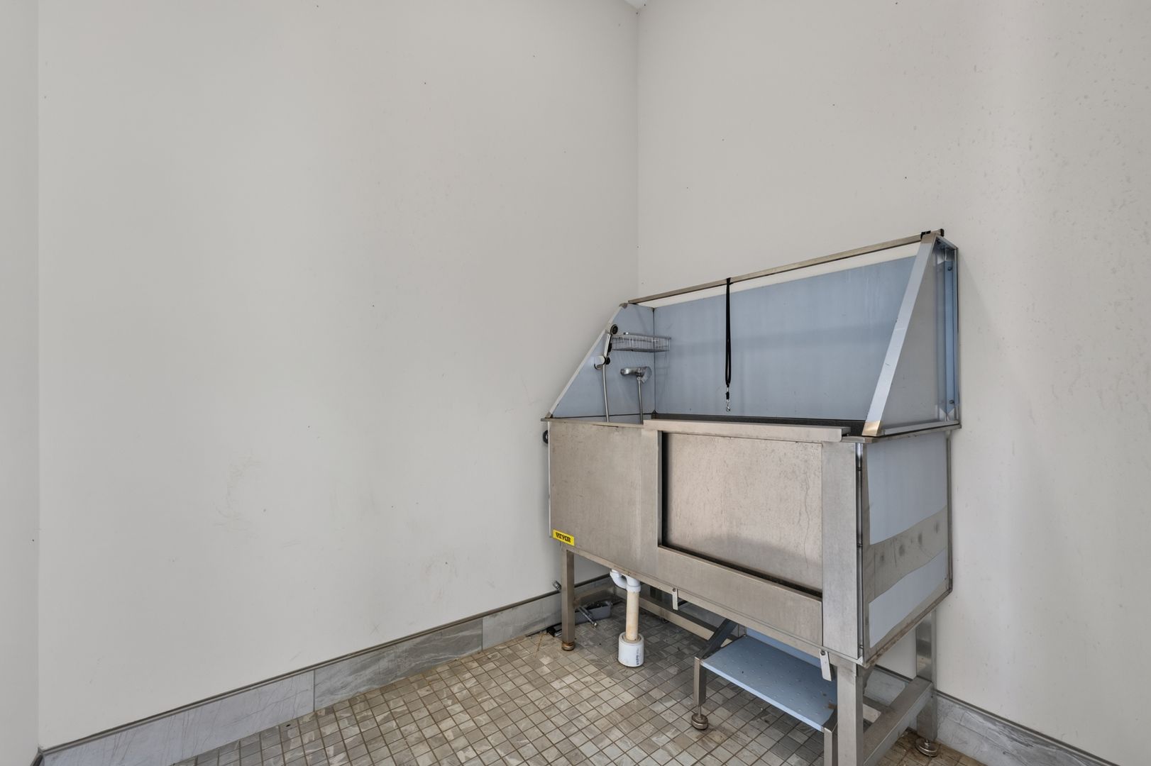 Pet wash at Allen Rd - 3350 (x114) (3 of 3)