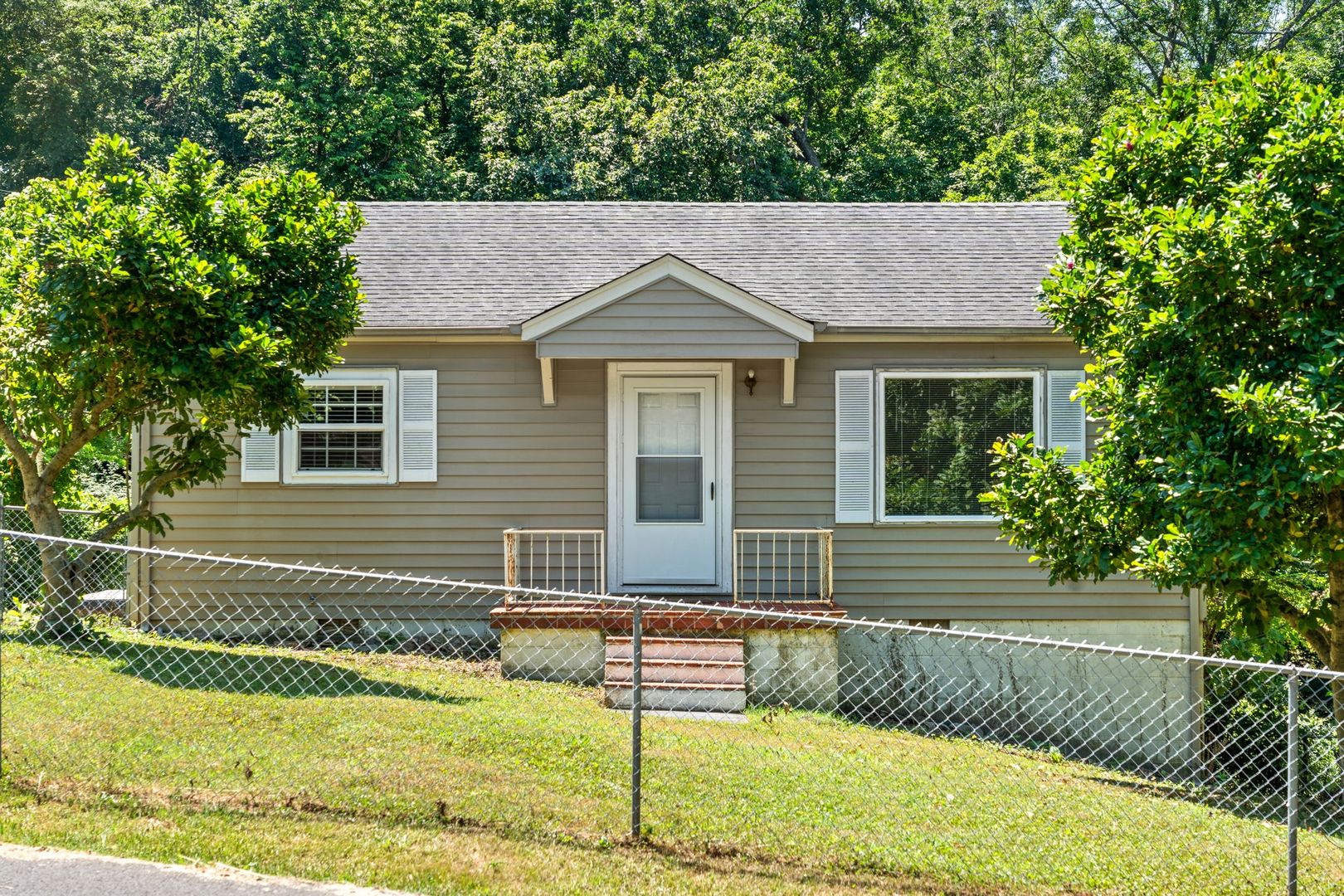 Clarksville House: 1011 Buck Drive