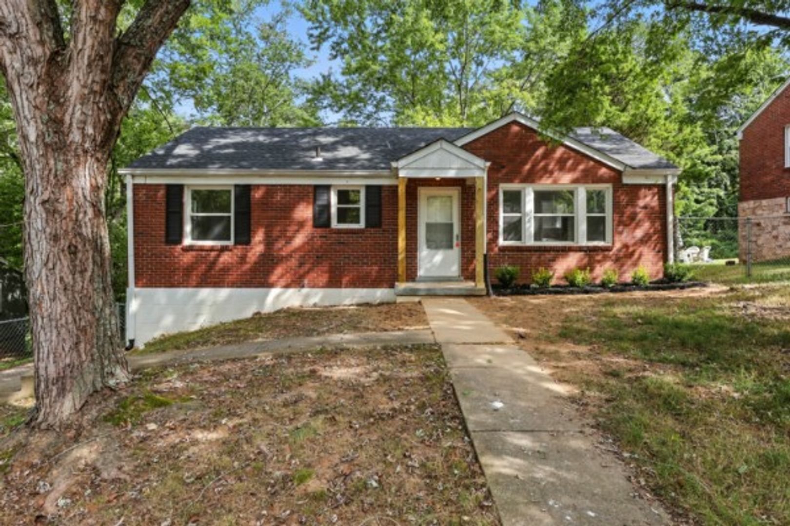 Clarksville House: 1014 Buck Drive